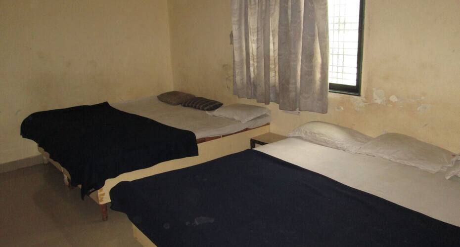 Hotel Dwarka Guest House, Shirdi 1
